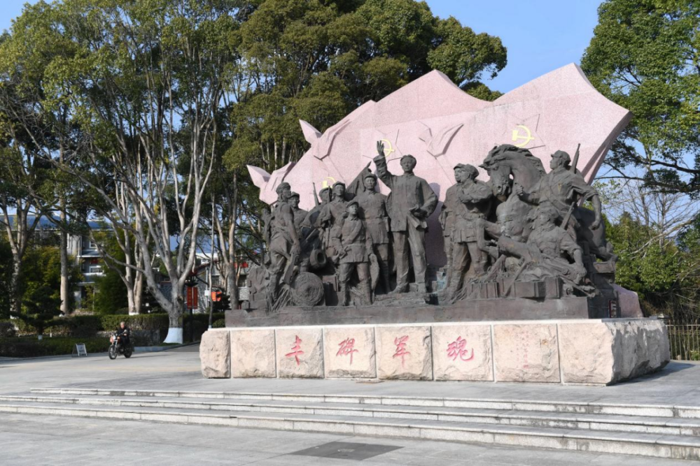 古田會議紀(jì)念館前的“豐碑軍魂”雕塑群（ 2021年1月25日攝）。新華社記者林善傳攝